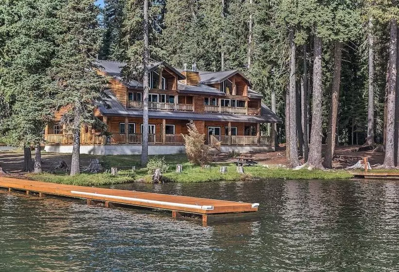 Hotelli Shelter Cove Resort & Marina