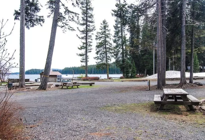 Hotelli Shelter Cove Resort & Marina