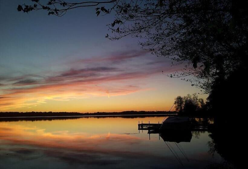 모텔 The Campbellford River Inn
