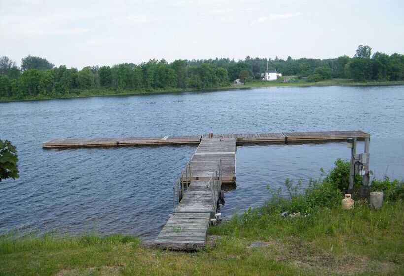 모텔 The Campbellford River Inn