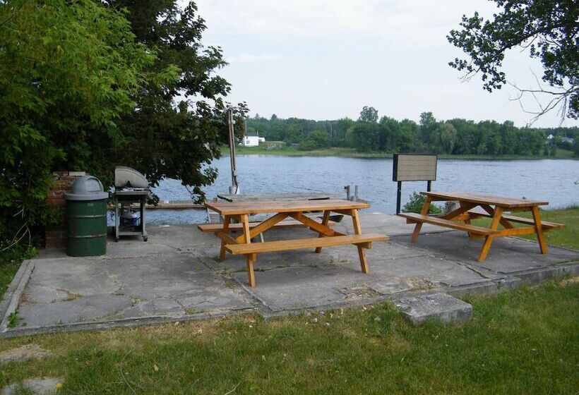 모텔 The Campbellford River Inn