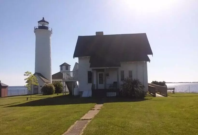 Hi Tibbetts Point Lighthouse   Hostel