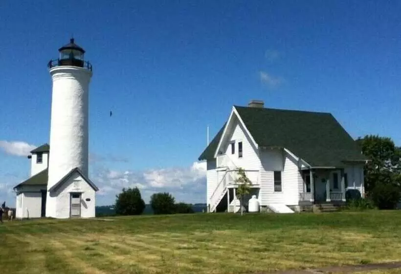 Hi Tibbetts Point Lighthouse   Hostel