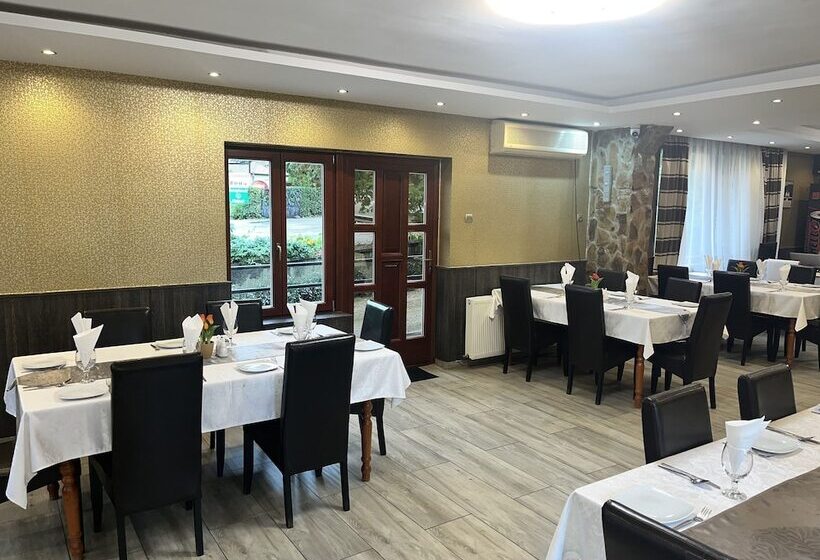 簡易ホテル Aranyhordó Panzió étterem és Pizzéria