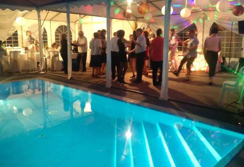 簡易ホテル Aranyhordó Panzió étterem és Pizzéria