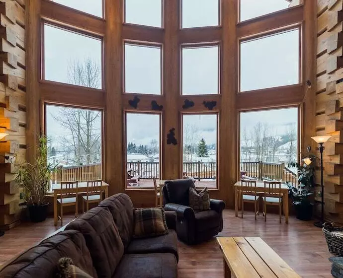 ホテル Basecamp Lodge Golden