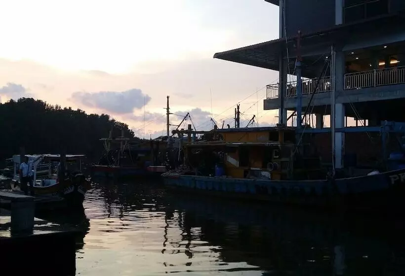 ホテル The Happy 8 Retreat @ Kuala Sepetang