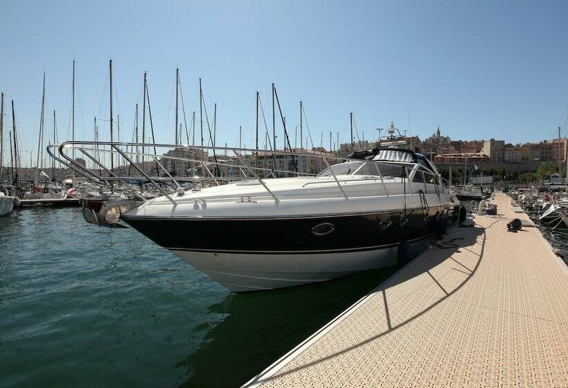 Отель Une Nuit à Bord Bandol