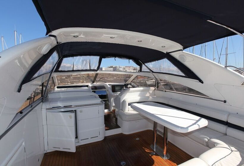 Отель Une Nuit à Bord Bandol