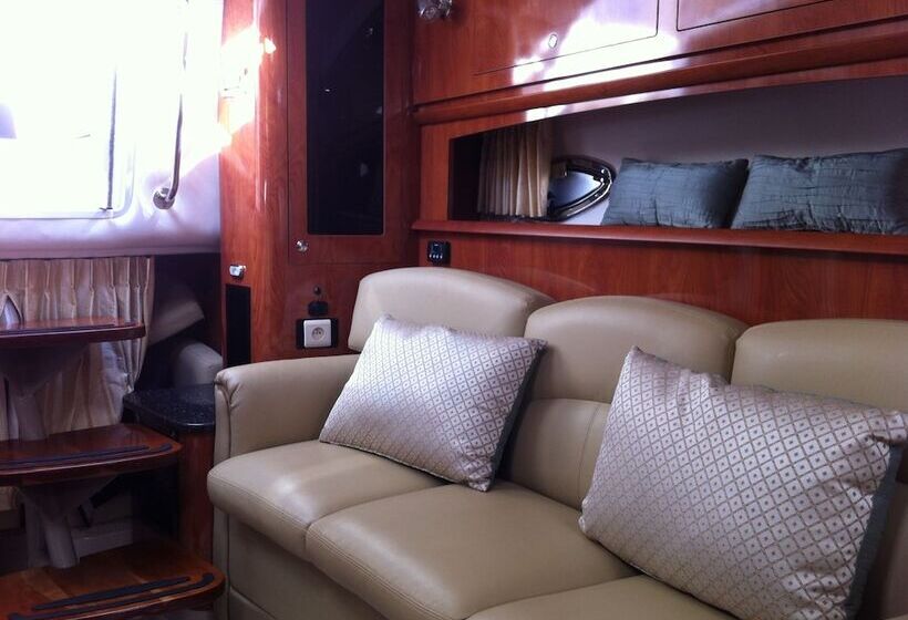 Отель Une Nuit à Bord Bandol