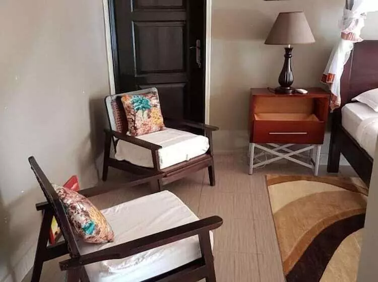 هتل Living Waters Resort