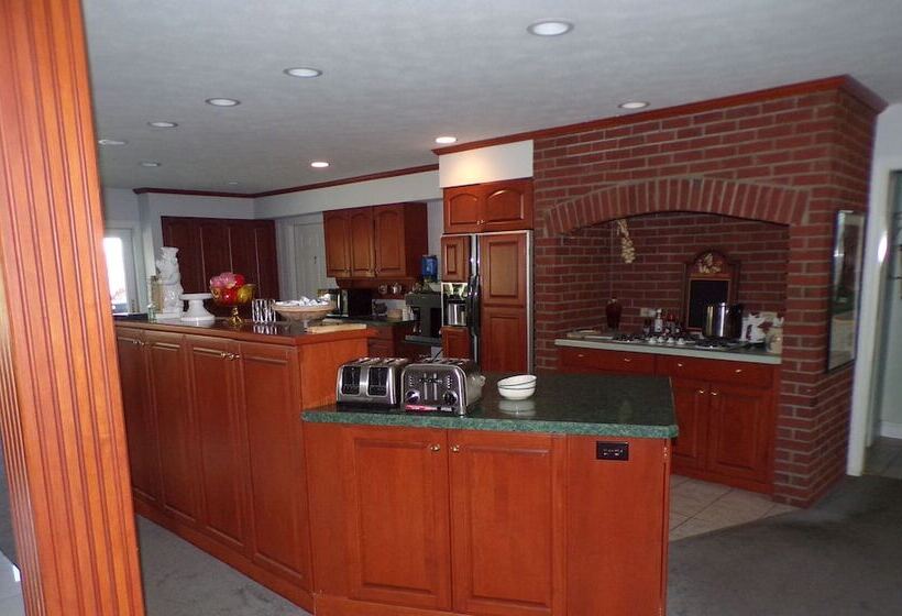 Bed and Breakfast Long House Manor B And B