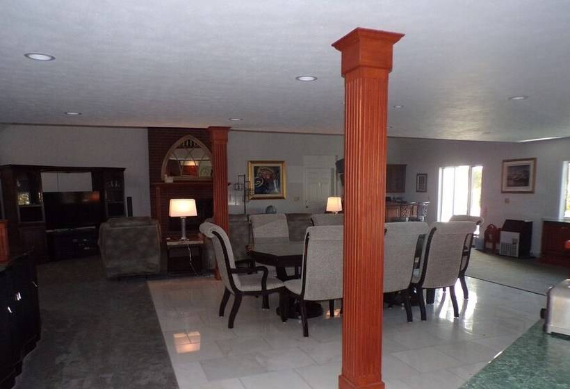 Bed and Breakfast Long House Manor B And B