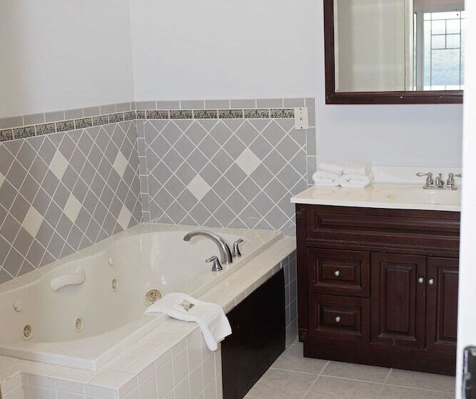 Bed and Breakfast Long House Manor B And B