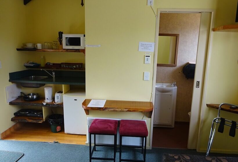 Glow Worm Accommodation Hostel