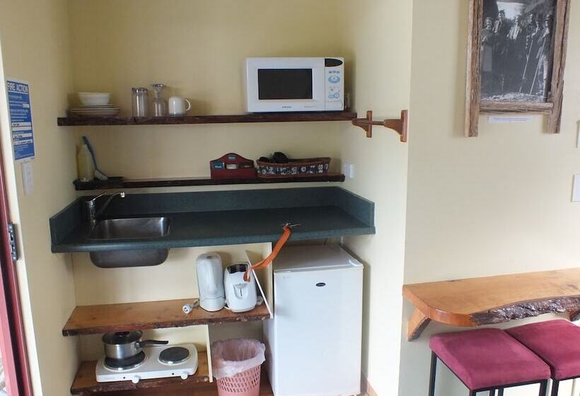 Glow Worm Accommodation Hostel