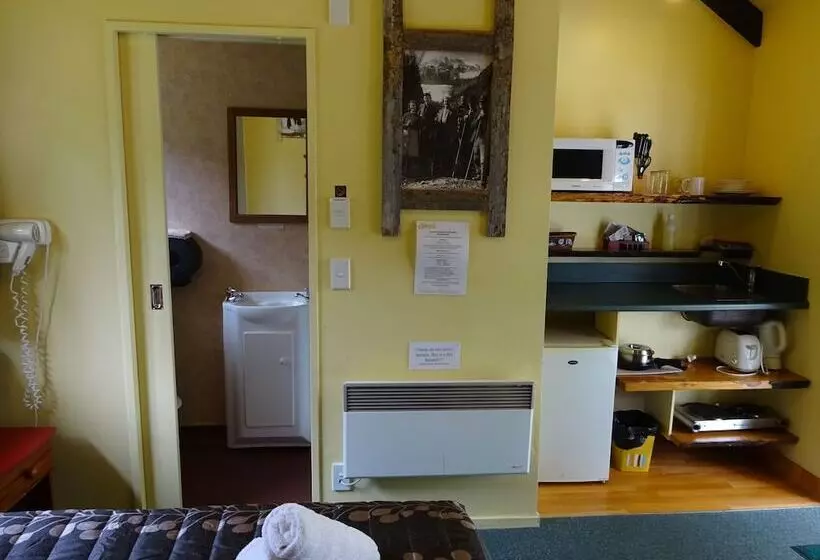 Glow Worm Accommodation   Hostel