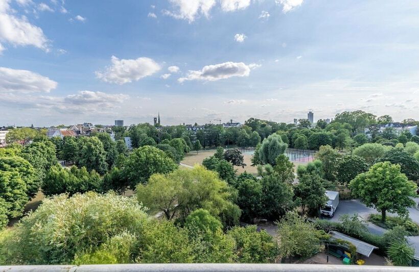 Отель Plaza Premium Köln