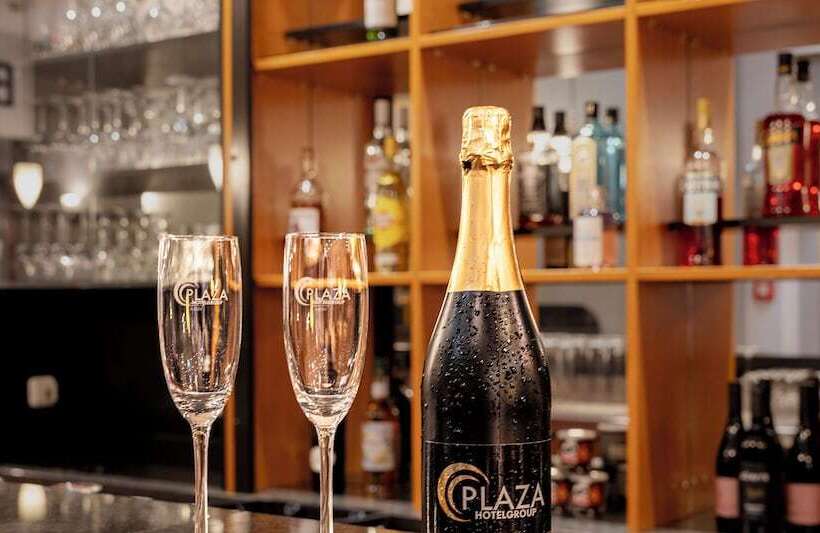 Отель Plaza Premium Köln