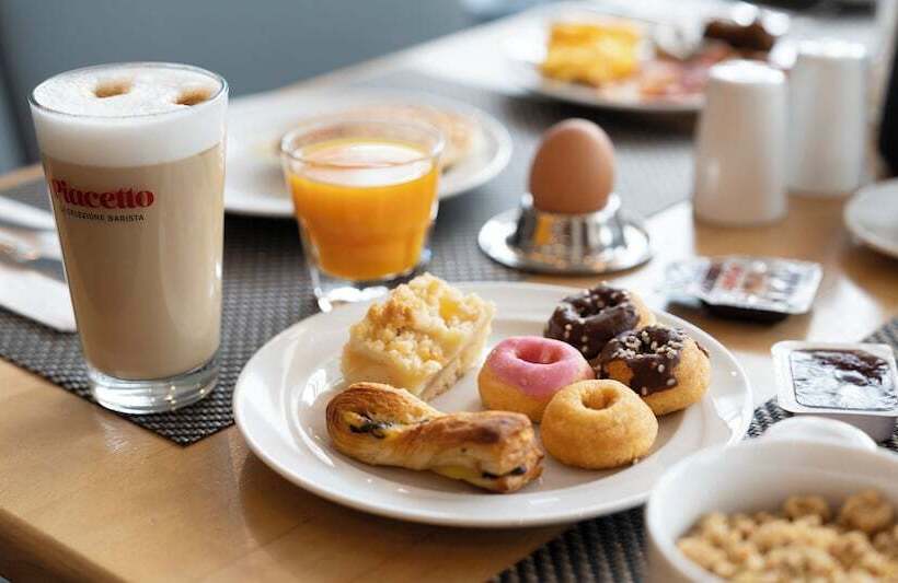 Отель Plaza Premium Köln