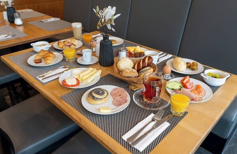 Отель Plaza Premium Köln