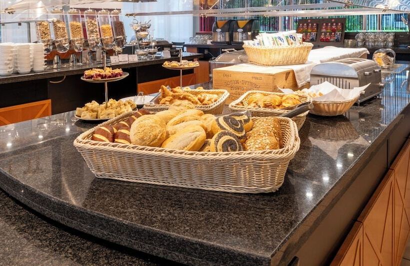 Отель Plaza Premium Köln