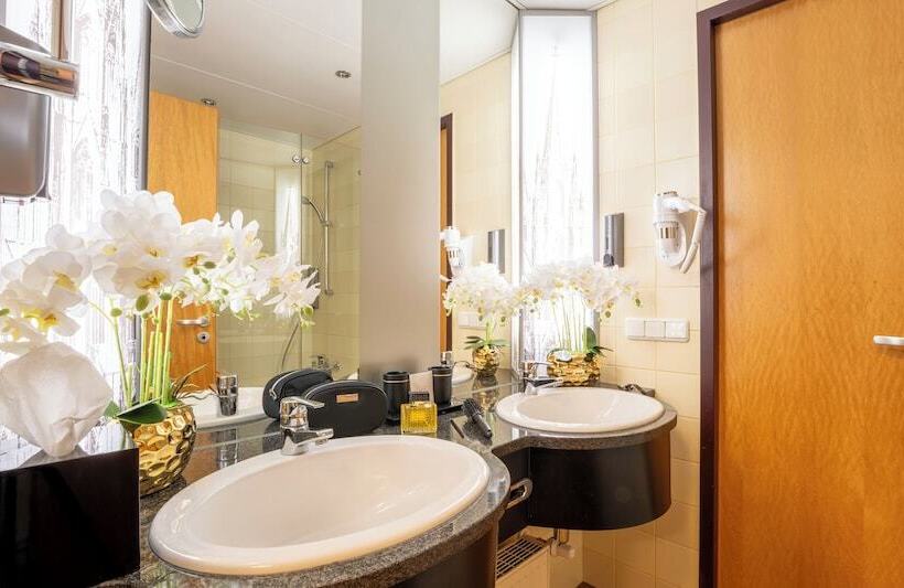 Отель Plaza Premium Köln