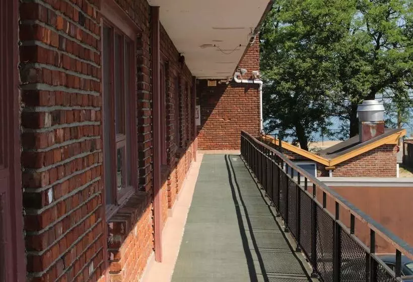 Motelli Tides Motor Inn At Stehli Beach