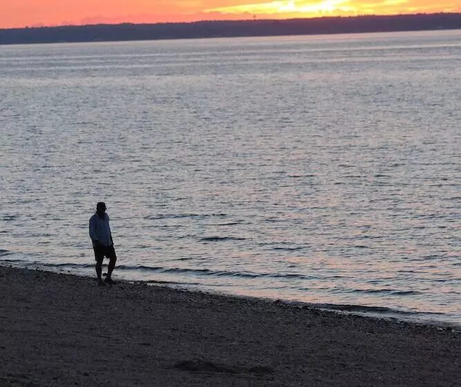 Motelli Tides Motor Inn At Stehli Beach