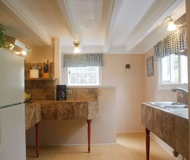 Majatalo Volcano Hale