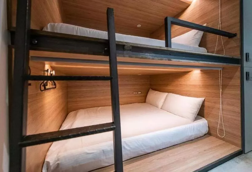 هتل کپسول Bouti City Capsule Inn