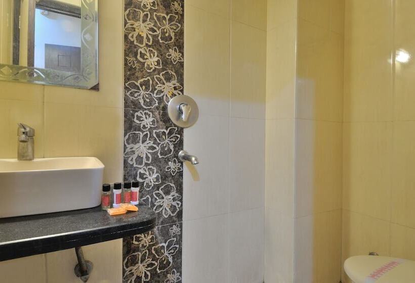 Hotel Gold Palace 03 Mins Walk From New Delhi Railway Station