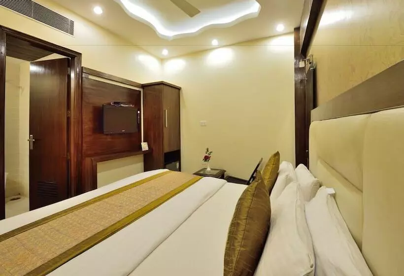 Отель Gold Palace   03 Mins Walk From New Delhi Railway Station