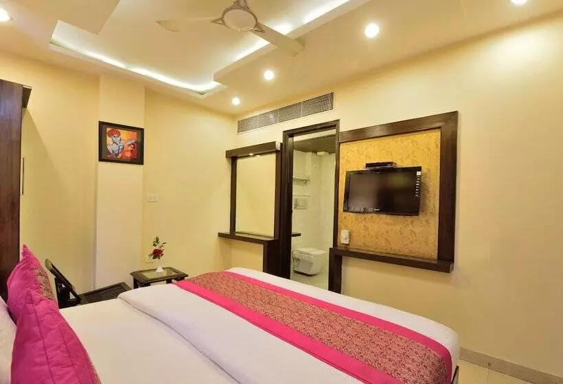 Отель Gold Palace   03 Mins Walk From New Delhi Railway Station