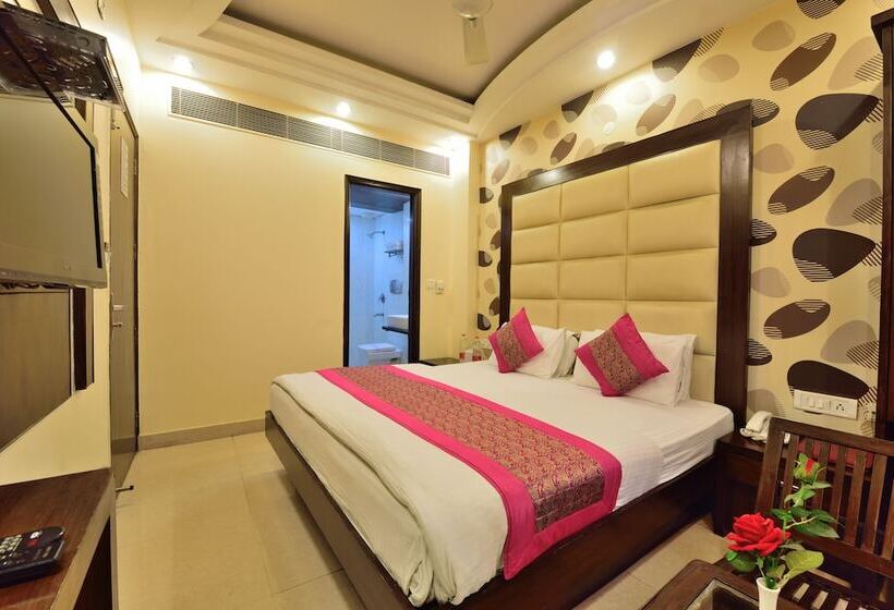 Hotel Gold Palace 03 Mins Walk From New Delhi Railway Station