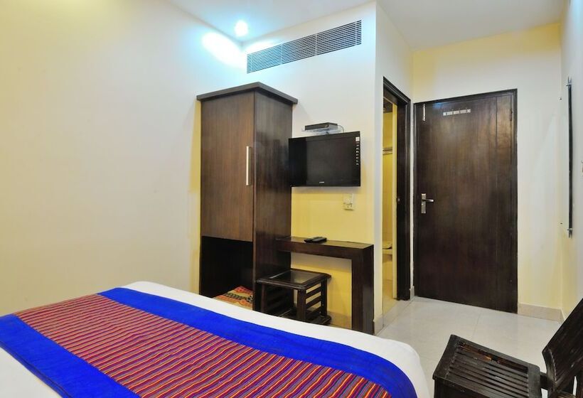 Hotel Gold Palace 03 Mins Walk From New Delhi Railway Station
