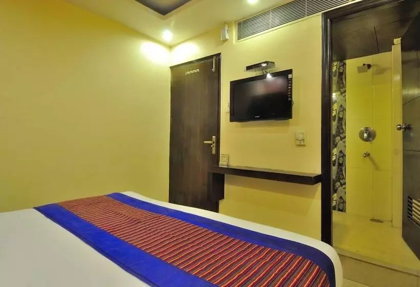 Отель Gold Palace   03 Mins Walk From New Delhi Railway Station