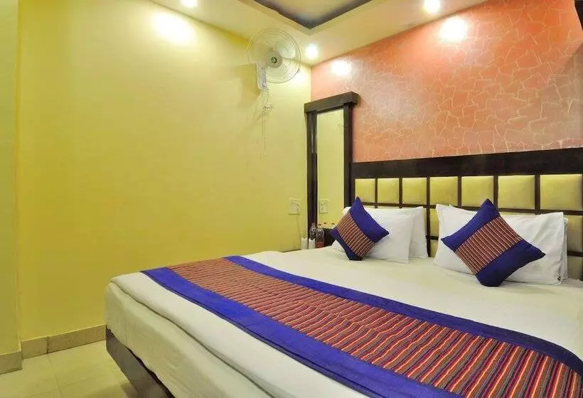 Отель Gold Palace   03 Mins Walk From New Delhi Railway Station