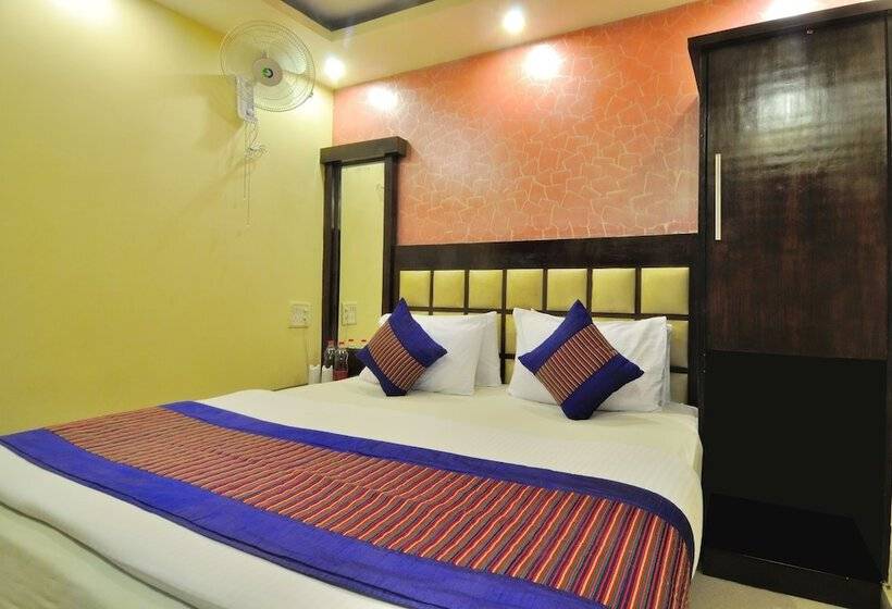 Hotel Gold Palace 03 Mins Walk From New Delhi Railway Station