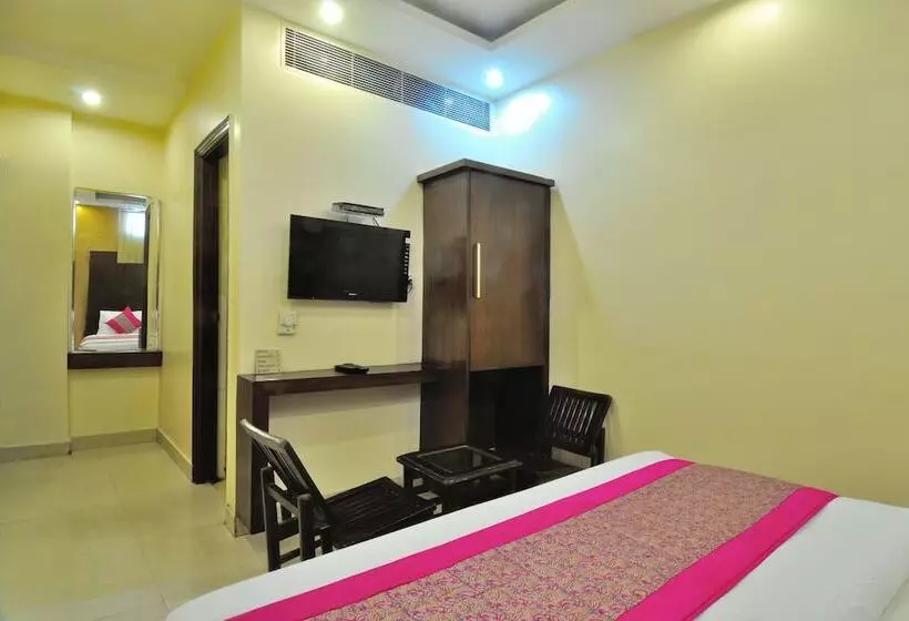 Отель Gold Palace   03 Mins Walk From New Delhi Railway Station