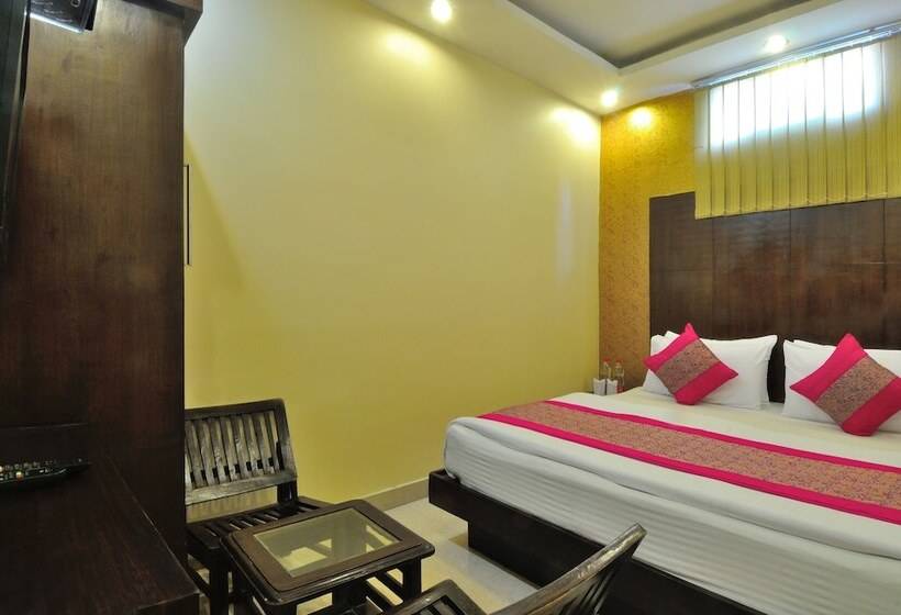 Hotel Gold Palace 03 Mins Walk From New Delhi Railway Station