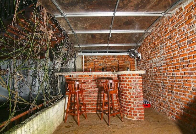 Отель Travelers Lodge By City Hub