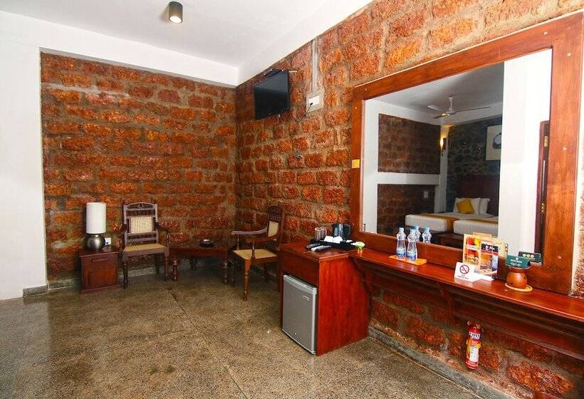 Отель Travelers Lodge By City Hub