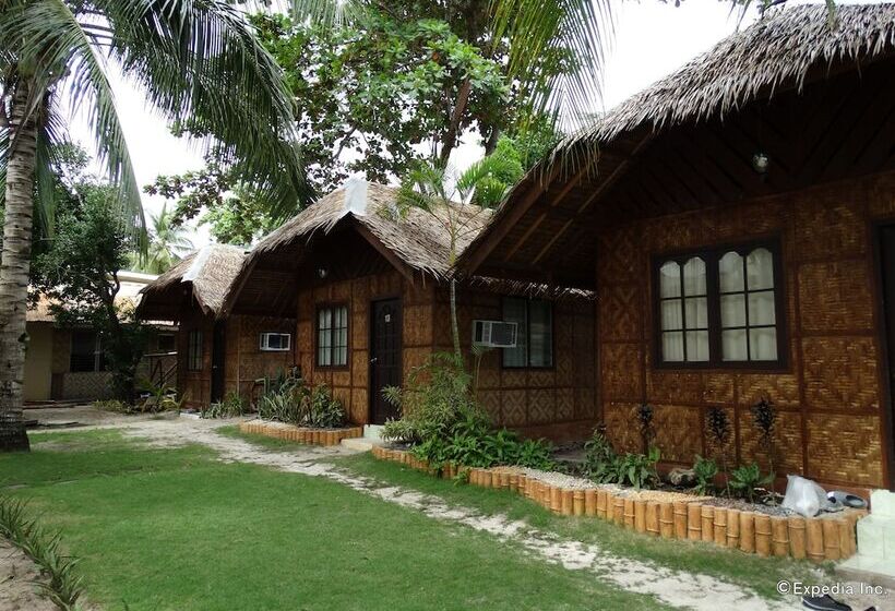 Отель Whites And Greens Beach Resort