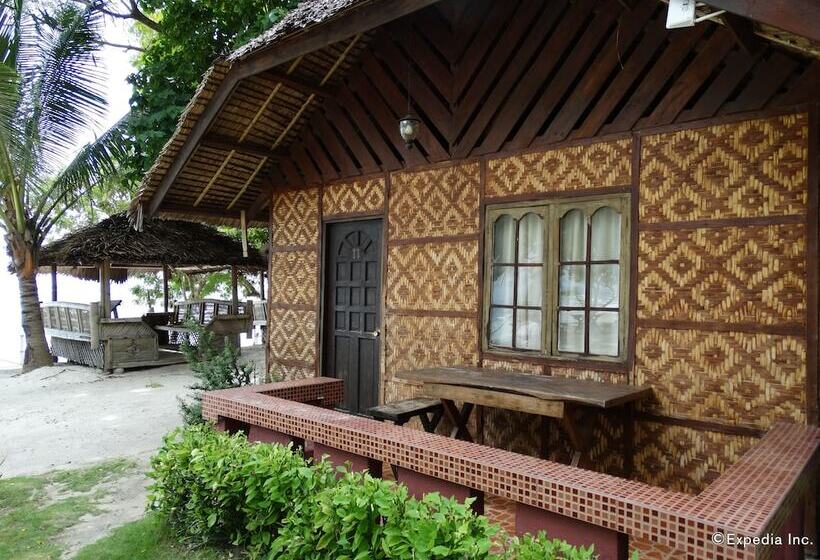 Отель Whites And Greens Beach Resort