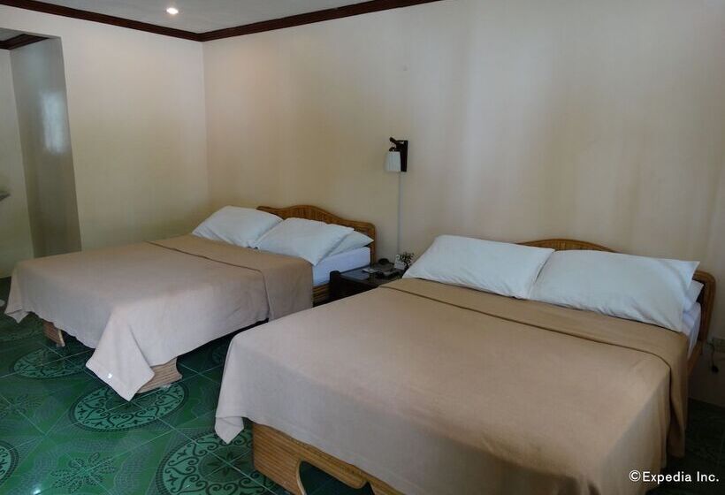 Отель Whites And Greens Beach Resort