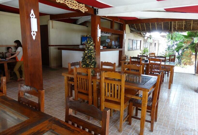 Отель Whites And Greens Beach Resort