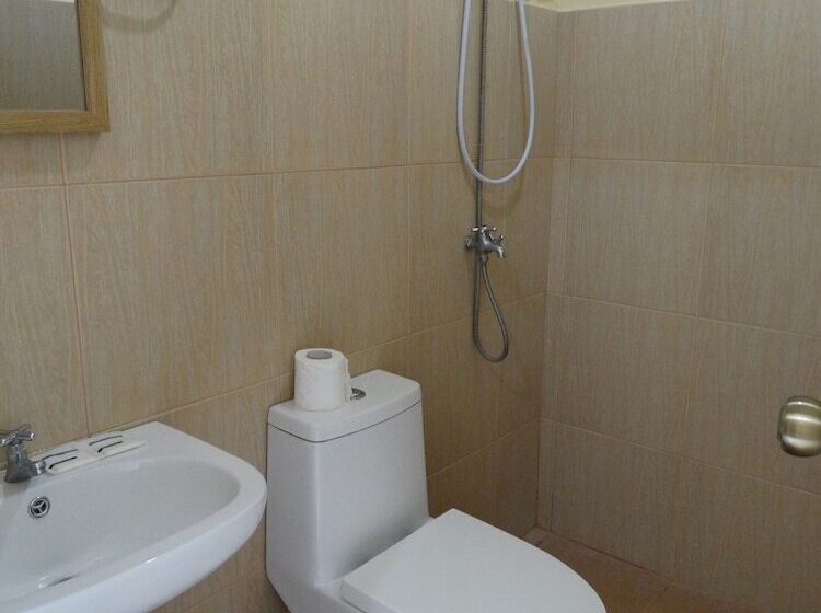 Отель Whites And Greens Beach Resort