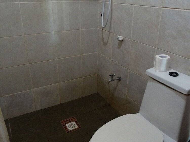 Отель Whites And Greens Beach Resort