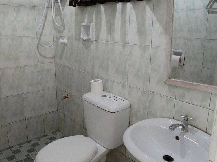 Отель Whites And Greens Beach Resort